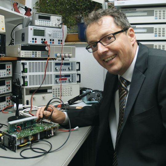 Powerexperte Prof. Markus Rehm: Mit Oszilloskop und Stromzange ist er dem Fehlerteufel auf der Spur. Powerexperte Prof. Markus Rehm: Mit Oszilloskop und Stromzange ist er dem Fehlerteufel auf der Spur.