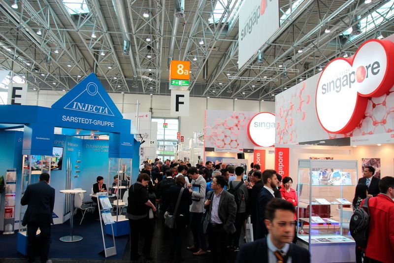 Als am Dienstag eine Delegation den Singapur-Gemeinschaftsstand in Halle 8a besucht, ist kaum noch ein Durchkommen möglich. (Reinhardt)