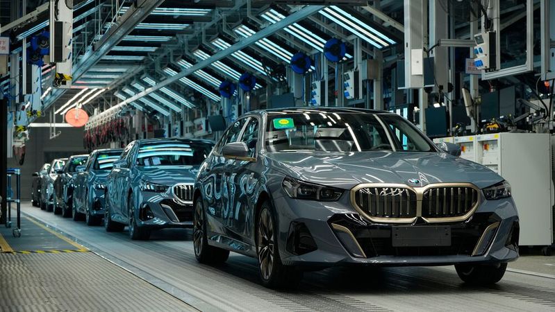 Im chinesischen Werk Dadong laufen BMW i5 vom Band. Doch die Absatzprognose für deutsche Fabrikate ist eher schlecht.(Bild:  BMW)