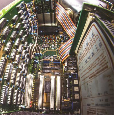 Das Innere: Modell 9400 mit ADC-Board auf der linken Seite und drei freien Sockeln für weitere ADC-Boards. Rechts oben der Röhrenmonitor für die Anzeige. (Teledyne LeCroy)
