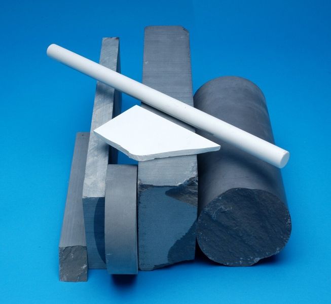 Die Festkeramik wird abgestimmt auf den Einsatz in Produktentwicklung, Forschung und Musterbau in kleinen Mengen in Form von Platten, Vierkantstangen, Rundstäben und Scheiben geliefert. (Bild: Kager)