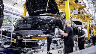 Der neue CLA im Werk in Rastatt. Das Modell entsteht antriebsflexibel auf einer Linie. (Bild: Mercedes-Benz)