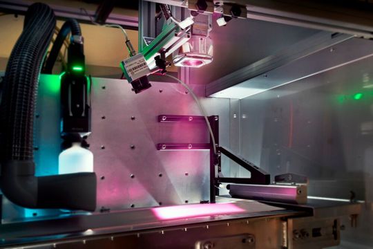 Jetzt konnten Forscher im Rolle-zu-Rolle-Verfahren die Serienproduktion von Lithium-Ionen-Batterien beschleunigen. Möglich macht das der Einsatz eines Lasersystems zur Trocknung der Elektroden. Hier verraten sie, wie das funktioniert. Jetzt konnten Forscher im Rolle-zu-Rolle-Verfahren die Serienproduktion von Lithium-Ionen-Batterien beschleunigen. Möglich macht das der Einsatz eines Lasersystems zur Trocknung der Elektroden. Hier verraten sie, wie das funktioniert.