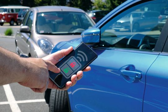 Ein Autoschlüssel, der für alle Berechtigten jederzeit zur Verfügung steht: Das Smartphone macht es mit dem entsprechenden System möglich. (Bild:  Schreiner/»kfz-betrieb«)