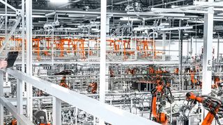 In der Fabrik der Zukunft unterstützen neue Technologien den Menschen bei seiner täglichen Arbeit. Dabei helfen transparente Daten und Prozesse, bessere Entscheidungen zu treffen. (Bild: Kuka )