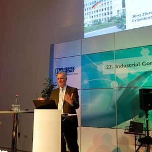 Welche Bedrohung geht von Cyber-Crime in Deutschland wirklich aus? Dieser Frage ging Jörg ZIercke, Ex-Chef des Bundeskriminalamts, rund bei der Phoenix-Contact-Veranstaltung am Abend nach - gespickt mit eigenen Erfahrungen. So hat der ehemalige Chef des Bundeskriminalamts offenbar schon selbst erlebt, wie schnell sich Kreditkartendaten stehlen lassen - bei einer Konferenz mit internationalen Kollegen in Portugal. 