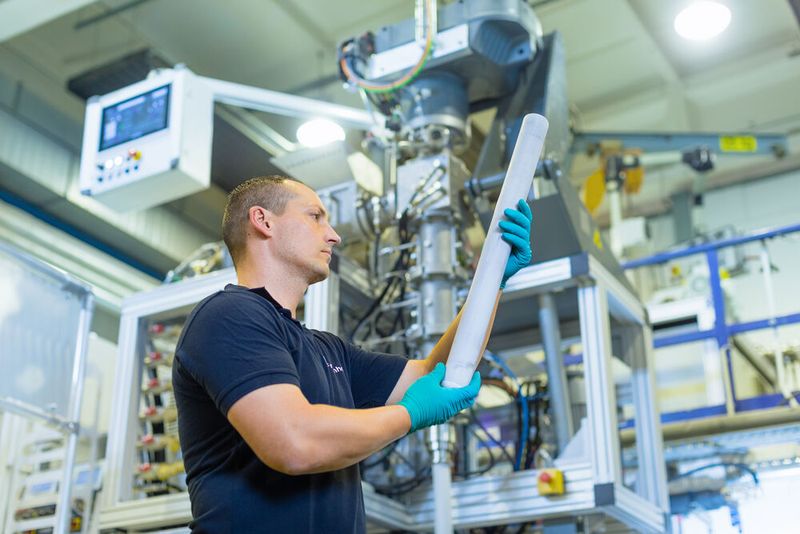 Keramischer Festkörperelektrolyt in der IKTS Anlage (Bild: IKTS / Juergen Loesel)