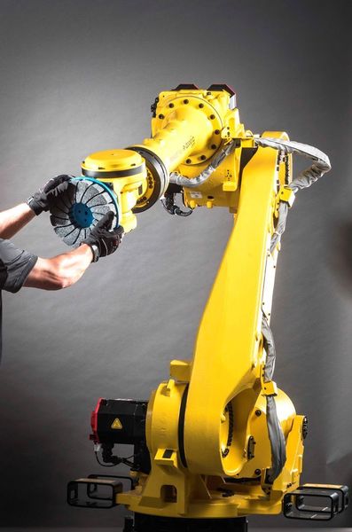 Tellerbürsten werden in der Metallbearbeitung unter anderem zum robotergestützten Entgraten und Schleifen eingesetzt. (Kullen-Koti)