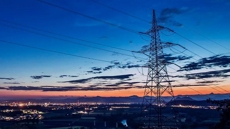 Bei einem Energieüberschuss verwandelt sich das Mobilfunknetz in ein dezentrales Kraftwerk und speist den Strom ins Netz ein.(Bild:  Ericsson)