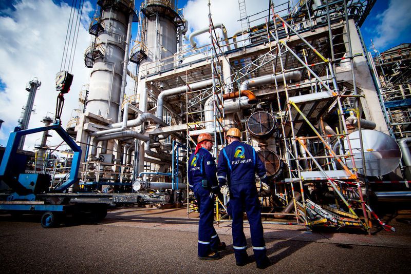 Der Industriedienstleister will mit dem Geschäftsfeld Engineering & Technologies sein Anlagenbau-Profil mit Umwelttechnologien und Effizienz-Engineering schärfen, während das Geschäftsfeld Maintenance, Modification & Operations die „klassischen“ Industriedienstleistungen wie Instandhaltung, Stillstandsmanagement, Revamps und Betrieb von Produktionsanlagen übernimmt. (Bilfinger)