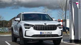 Der Skoda Kodiaq hat inzwischen auch einen Stecker. Die zweite Generation des SUV gibt es auf Wunsch als Plug-in-Hybrid. (Bild: Skoda)