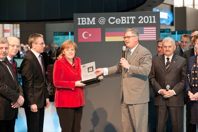Im Mittelpunkt: Martin Jetter, Vorsitzender der Geschäftsführung der IBM Deutschland (l.) mit Bundeskanzlerin Dr. Angela Merkel, Samuel J. Palmisano (Chairman, Präsident und CEO der IBM) und Binali Yildirim, dem türkischen Minister für Verkehr. (Bild: IBM)