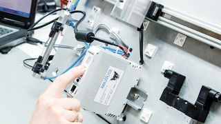 Bild 1: Das Fox-System aus Komplettventilen und Steuerungselektronik kommt ohne den üblichen harten Zylinderstopper aus. (Bild: Schiefer)