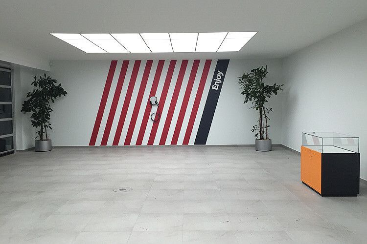 ... mit viel Platz, wie beispielsweise die Auslieferungshalle zeigt. (Foto: Autohaus Berolina)