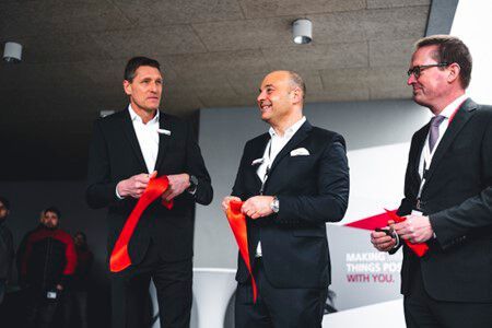 Feierliche Eröffnung durch (v.l.): Frank Schmidt, Standortleiter EDAG Ingolstadt, Cosimo De Carlo, CEO EDAG Group, Prof. Dr. Georg Rosenfeld, Wirtschaftsreferent Stadt Ingolstadt. (Bild: EDAG)