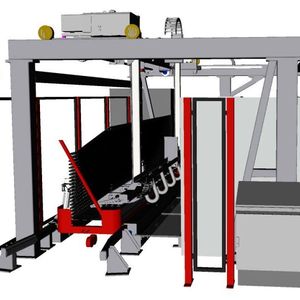 Systraplans Lkw-Reifen-Laufstreifenentnahme-System optimiert den Umgang mit den schweren Reifenkomponenten auch soweit, dass die Gefahr der Verklebung von Laufstreifen und Buchwagenseiten durch überschüssiges Extrudat deutlich verringert wird.