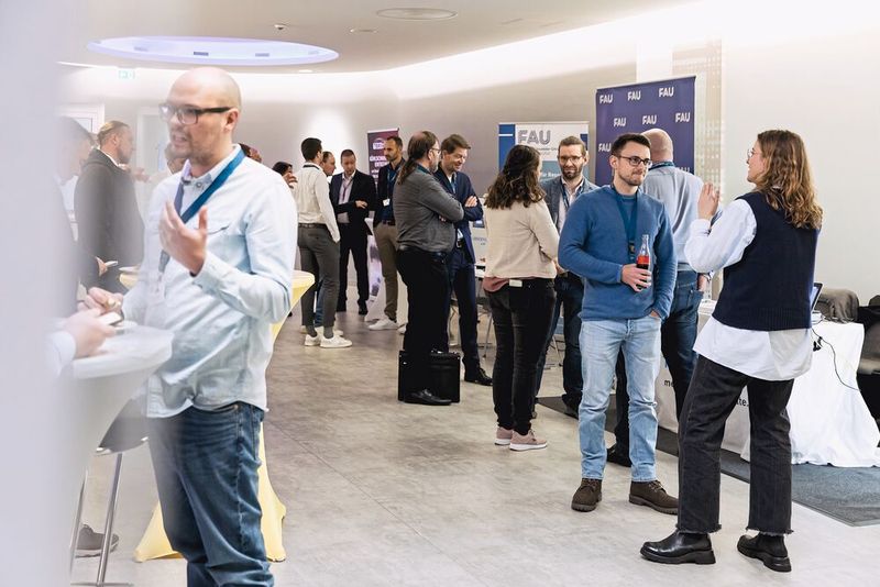 In den Pausen lohnte sich ein Besuch der Ausstellung. (Bild: Stefan Bausewein)