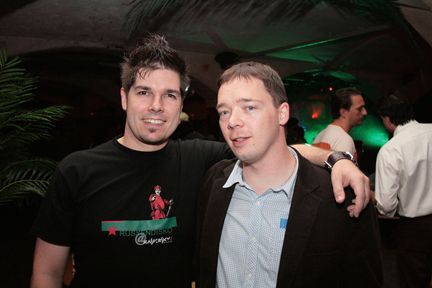 Mike Ritter (Kaspersky) und Michael Denzler (Acronis) entspannten sich in karibischer Atmosphäre. (Archiv: Vogel Business Media)