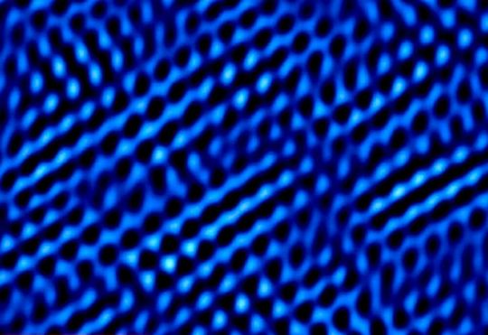 So sieht die Oberfläche des 2D-Materials Molybdänen aus, das aus einer einzigen Schicht von Molybdänatomen besteht. Am Forschungszentrum Jülich untersucht man diesen Materialexoten. Hier berichten die Experten über ihre Arbeit und die Eigenschaften des Materials.(Bild:  Sahu, T.K., Kumar, N. Chahal, S. et al., Nat. Nanotechnol. (2023))