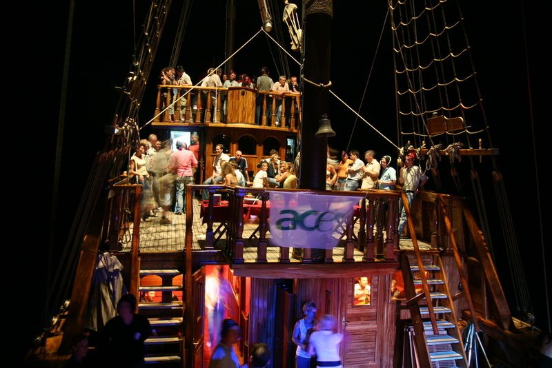 Mit lauter Musik und Festbeleuchtung stachen die Acer-Piraten ins Mittelmeer. (Archiv: Vogel Business Media)