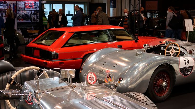 Ein Jaguar XJS, umgebaut zum Shooting Brake. Leider keiner der 67 bildschönen Lynx Eventer, sondern von einem anderen Umbauer stammend. Davor die Replika eines Jaguar C-Type (rechts) und ein Alvis 12/70 Special. (Bild: Diehl/»kfz-betrieb«)