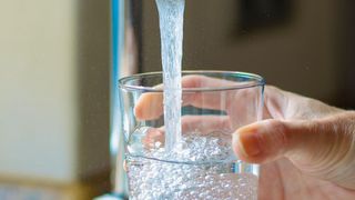Abb. 1: Wasser gehört zu den am strengsten kontrollierten Ressourcen überhaupt. (© michaelheim/Fotolia.com)