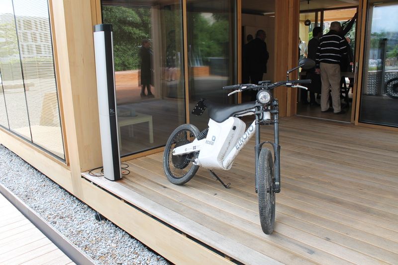 Tanken bequem daheim: Auf die Garage/Terrasse des Ecolar-Hauses passt ein Elektro-Moped, aber auch ein Elektro-Smart. (Kunze/elektrotechnik)