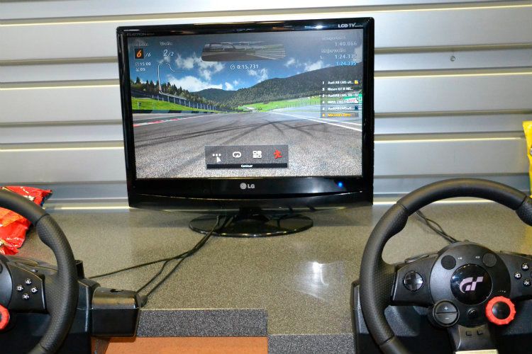 Die Wartezeit können die Kunden mit Videospielen überbrücken. (Mauritz)