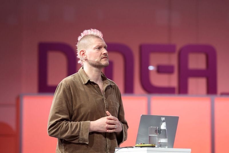 Sascha Lobo sprach zum Thema KI: Deutschland müsse Faxgeräte und die Angst vor Deep Fakes hinter sich lassen. (© Messe Berlin GmbH)