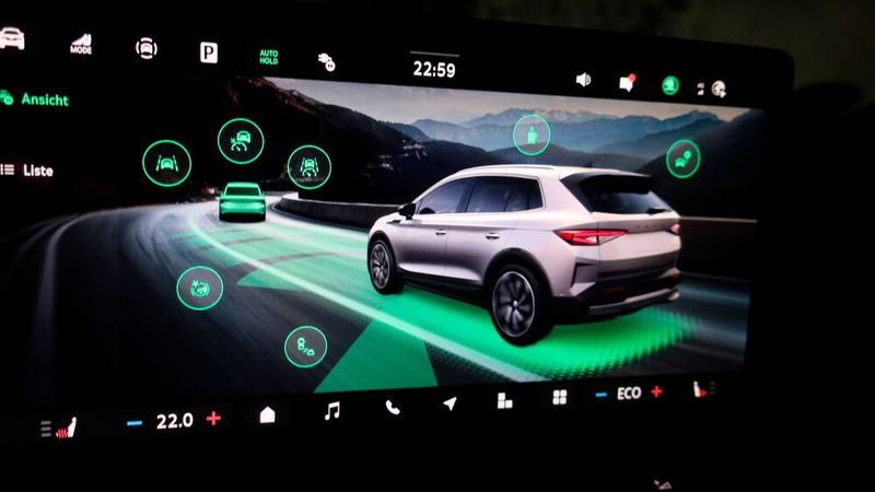 3. Die Technik: Über den 13 Zoll großen Infotainment-Bildschirm lässt sich das Auto steuern. Im getesteten Elroq war die ganze Armada an Assistenzsystemen verbaut, die man aus dem Konzern kennt. Auch die Batterie lässt sich darüber gut überwachen – und die Maximalladung zur Batterieschonung leicht mit wenigen Wischern über den Touchscreen nach Bedarf und Notwendigkeit begrenzen. (Bild: Grimm – kfz-betrieb)