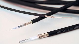 Die Kombination aus flexibler Spezial-Litze, abriebfestem Material sowie einem flexiblen Innen- und Außenmantel machen die Koaxialkabel schleppkettentauglich.  (Helukabel )