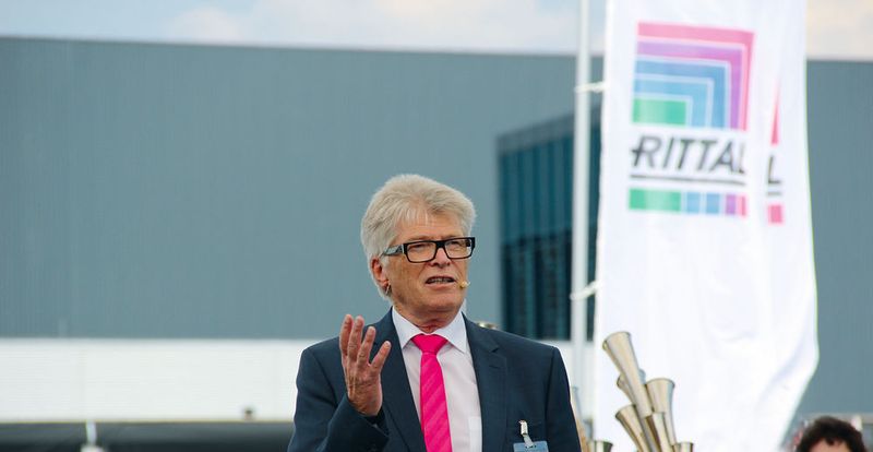 Zur Grundsteinlegung des neuen Rittal-Produktionswerkes in Haiger sagte Dr.-Ing. (e.h.) Friedhelm Loh, Inhaber und Vorstandsvorsitzender der Friedhelm-Loh-Group: „Die Vernetzung der Produktion ist entscheidend für die Zukunft des Wirtschaftsstandorts Deutschland, denn nur so können wir ausreichend Produktivität erzeugen, um im globalen Wettbewerb gerüstet zu sein und gleichzeitig in unserer Heimat viele Familien in Lohn und Brot zu halten.“ (Reinhold Schäfer)