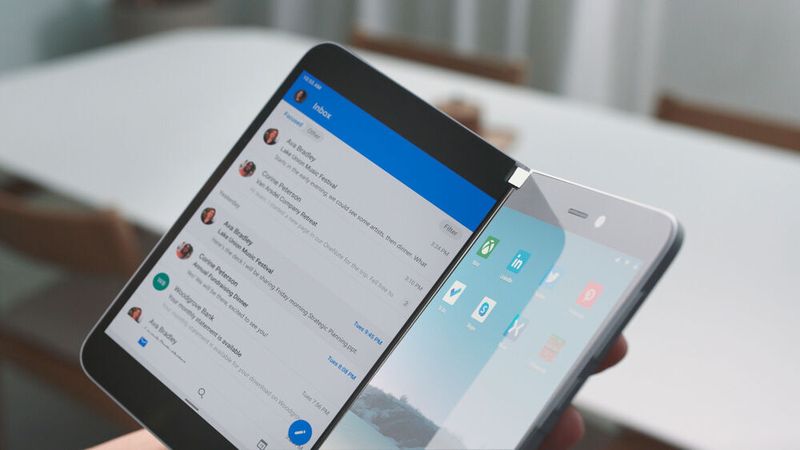 Das Surface Duo ist mit zwei mal 5,6 Zoll deutlich kleiner als das Neo. Es läuft unter Android. (Microsoft)