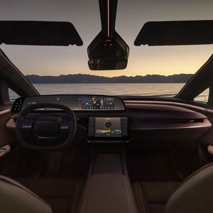 Das 34-Zoll-OLED-Display (Clearview Cockpit) mit 6K-Auflösung ist beim Gravity Touring serienmäßig vorhanden.(Bild:  Lucid)