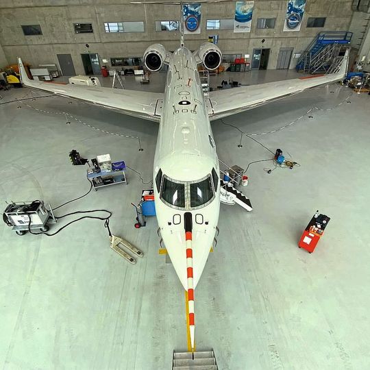 Vor dem Start der Messkampagne: Das Forschungsflugzeug HALO im Hangar in Oberpfaffenhofen. Deutlich erkennbar sind Einlassöffnungen für die Messegeräte auf der Oberseite des Rumpfs. Vor dem Start der Messkampagne: Das Forschungsflugzeug HALO im Hangar in Oberpfaffenhofen. Deutlich erkennbar sind Einlassöffnungen für die Messegeräte auf der Oberseite des Rumpfs.