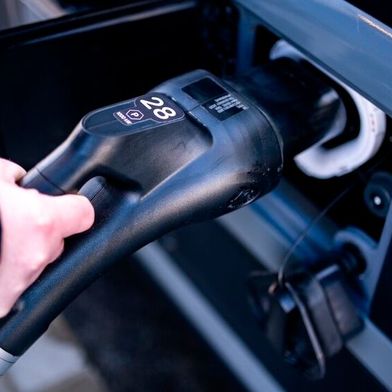 Mit 1.000 Kilowatt Ladeleistung lässt sich die Batterie eines Elektro-Lkw in einer halben Stunde von 20 auf 80 Prozent aufladen. (Bild: Aral)