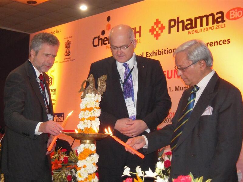 Prof. Dr. Kurt Wagemann, Executive Director of DECHEMA (left) and Richard Clemens, Managing Director VDMA (middle) also light the lamp before expressing their regards to Jasu Shah (right). (Picture: PROCESS)