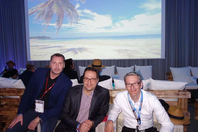 Das Toshiba Team (v. l.)  Tony Matt, Milutin Savic und Dirk Beinhauer  genießt die Komponenten Lounge. (Bild: IT-BUSINESS)