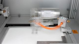 Die automatisierte Anlage stellt realistische Krümmungen des Kabels ein, wie sie später auch im Fahrzeug auftreten. ( Fraunhofer ITWM)