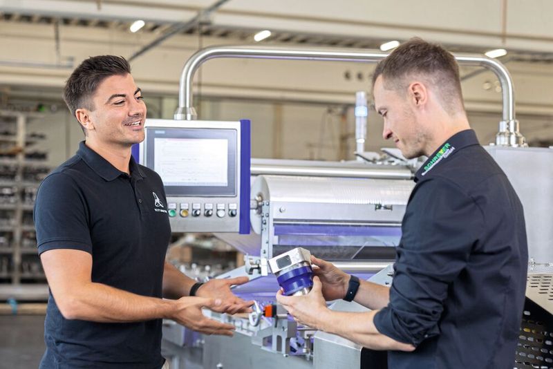 Das direkt in verschiedene Getriebe von Wittenstein Alpha integrierbare Cynapse-Modul enthält einen Temperatur- sowie einen 3-Achs-Beschleunigunssensor, eine Recheneinheit zur Datenvorverarbeitung, einen Speicherbaustein für etwa 20.000 Betriebsstunden sowie eine IO-Link-Kommunikationsschnittstelle. (Bild: Wittenstein)