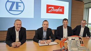 Harald Deiss, Leiter ZF Business Unit Electronic Systems, Jörg Grotendorst, Leiter ZF Division E-Mobility, Kim Fausing, CEO Danfoss Gruppe, Claus A. Petersen, Leiter Danfoss Silicon Power bei der Vertragsunterzeichnung. (Danfoss)