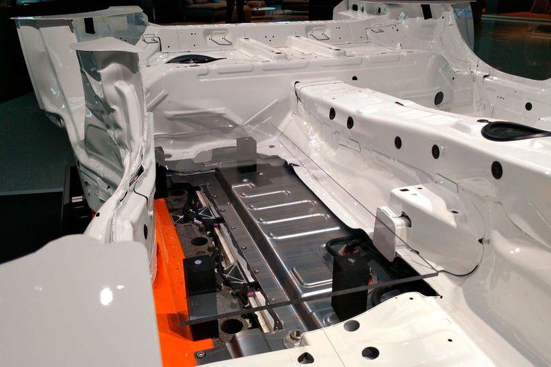 „Im Crashfall können wir über das Akkugehäuse die einwirkende Kraft flächig ableiten“, beschrieb ein Mercedes-Ingenieur den Vorteil des Akkugehäuses im Fahrzeugboden gegenüber einem Fahrzeug ohne entsprechendes Bauteil. Im Bild: Die Fahrzeugstruktur eines EQC nach einem Pfahlaufprall mit rund 30 km/h. (Bild: Thomas Günnel)