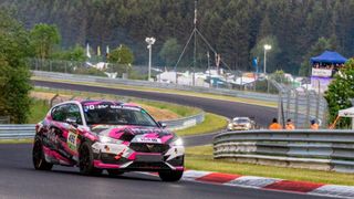 Der rote Cupra Leon vom Auto Thomas wurde beim 24-Stunden-Rennen Erster in der Klasse VT2 Front.  (Bild: Auto Thomas)