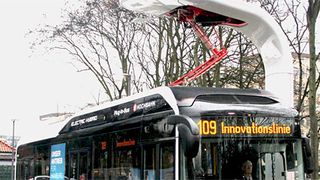 Millionen Menschen fahren täglich in Deutschland mit dem Linienbus – der künftig alternativ angetrieben die CO2-Emissionen verringern soll. (Foto: Volvo)