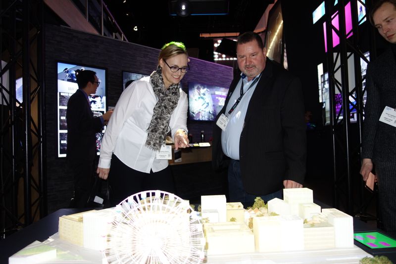 Christine Peters und Michael Schön, Ingram Micro, begutachten das Modell mit Projektionen bei BenQ. (Bild: IT-BUSINESS)