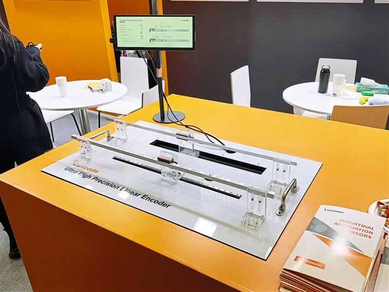 LSMS-LF von Luxcode: Der Linearencoder erreicht eine Präzision von ±0,5 mm pro Meter über Messstrecken von bis zu 2,5 km, geschützt nach IP65/IP67. (Bild: Manuel Christa/VCG)