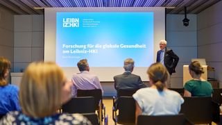 Prof. Dr. Axel Brakhage stellt die Forschungsleistung des Leibniz-Instituts für Naturstoff-Forschung und Infektionsbiologie vor. (Bild: Anna Schroll/Leibniz-HKI)