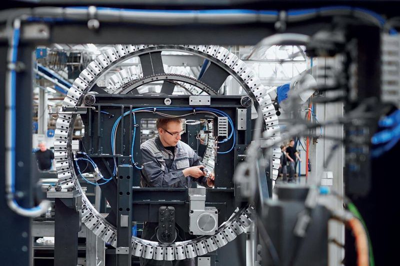 Grosse Dimensionen: Markus Lotter, Industriemechaniker bei der Deckel Maho Pfronten GmbH, montiert ein Werkzeugmagazin für eine DMC 60 H linear. (Bild: DMG)