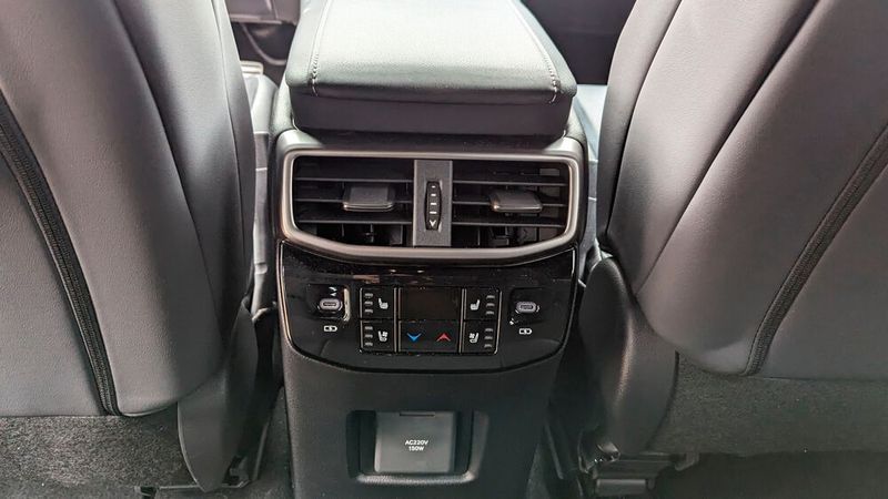 9. Der Passagierkomfort: Generöse Platzverhältnisse und gute Ausstattung inklusive beheizbarer und belüfteter Sitze kennzeichnen den Fahrzeugfond. Der um 60 Millimeter vergrößerte Radstand macht sich bei der Kniefreiheit positiv bemerkbar. (Bild: Rosenow – VCG)