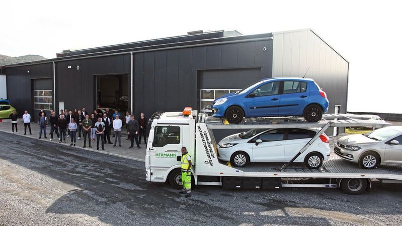 Die Hermann-Gruppe hat in einer Bestandsimmobilie ein Zentrum zur Gebrauchtwagen-Instandsetzung und optischen Aufbereitung aufgebaut. Zur Präsentation versammelten sich die Azubis der Gruppe, die „Helden der Krise“.(Bild:  Hermann-Gruppe)